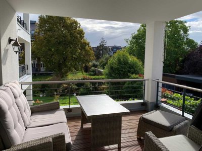 Neuwertig und sehr Zentral in Euskirchen mit Balkon, Küche, Garage