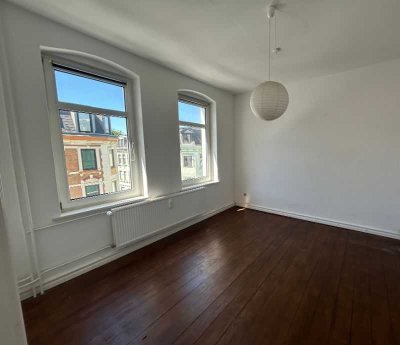 Vollständig renovierte 3 Zimmer Altbauwohnung mit 2 Balkonen zum 01.10.2025 bezugsfertig!