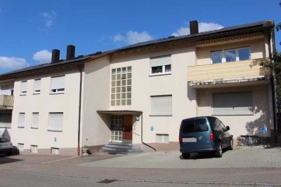 Schöne 2,5 Zimmer Dachgeschosswohnung mit Garage in sehr guter Lage
