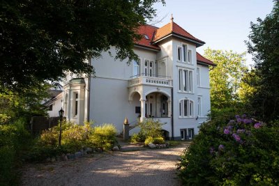 Schöne helle 5 Zimmer-Wohnung in Jugendstil Villa, 174 m² mit Garten, Zentral & in Schlei-Nähe