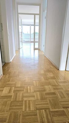 Lichtdurchflutete 3 Zimmer-Eigentumswohnung mit Loggia, ca. 87m2, in ruhiger Lage von Wiesbaden