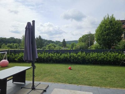 Helle, luxuriöse Erdgeschosswohnung mit großer  Südterrasse/ gepflegtem Garten  im Grünen