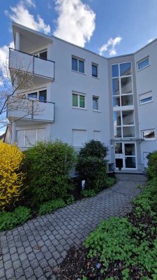 Helle 4 Zimmer Wohnung mit Balkon
