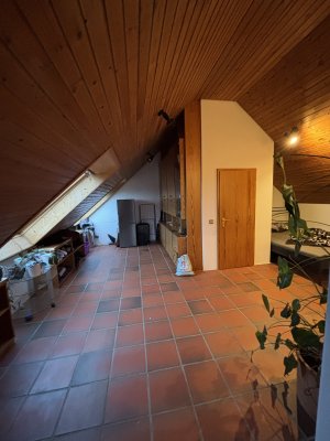 Schönes WG-Zimmer im Dachgescho0ß zu vermieten