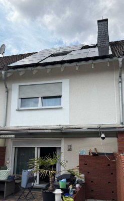 Neuwertiges Familieneigenheim mit Terrasse, Garten u. 3 Kfz.-Stellplätze!
