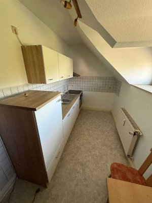 * Großzügige DG 1-Zimmer mit Laminat, EBK und Wannenbad in guter Lage!