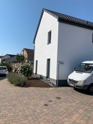 Neubau 2-Zimmer-Erdgeschosswohnung mit grosser Terasse/Garten und EBK