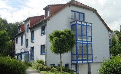 *** Gepflegte 2- Zimmer-Wohnung im 1. OG. *** viel Tageslicht, Sonnenbalkon und Garage ***