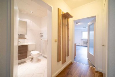 Stilvolle, moderne, teilmöblierte 2 Zi Whg mit Tiefgarage und EBK