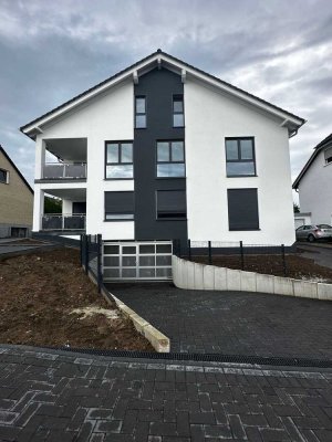 In Königswinter: Gepflegte Wohnung mit vier Zimmern und Balkon