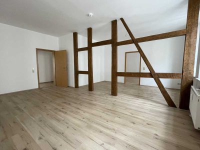 Helle und geräumige 2-Raum-Wohnung mit Balkon und neuer Einbauküche – ab sofort verfügbar!