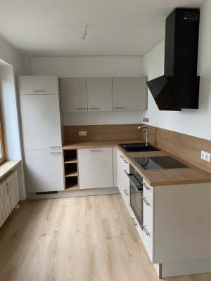 Komplett renovierte 2-Zimmer-Erdgeschosswohnung mit EBK in Augsburg