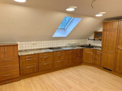 Smarte und moderne Dachgeschoßwohnung inkl. Küche! Frei zum 01.12.2025.