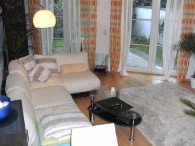 Zentrumsnahe, helle 2-Zimmer-EG-Wohnung mit EBK und Terrasse mit Garten in Augsburg