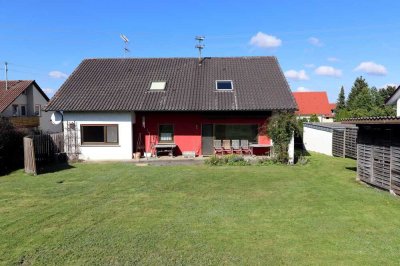 Großzügiges Einfamilienhaus mit Ausbaupotenzial, traumhaftem Garten und zwei Garagen!