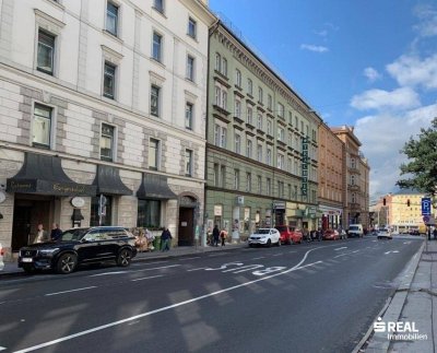 renovierte, große 2,5-Zimmer-Altbauwohnung in zentraler Lage mit Lift
