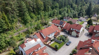 "Wohnen wie im Urlaub" Neuwertige Doppelhaushälfte mit Garage im wunderschönen Hohenberg