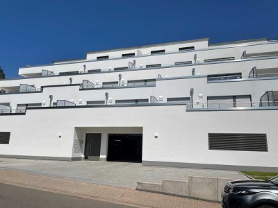 Hochwertige 2-Zimmer-Wohnung mit EBK und Balkon mit Blick über Zw., sowie 2 Tiefgaragenstellplätze