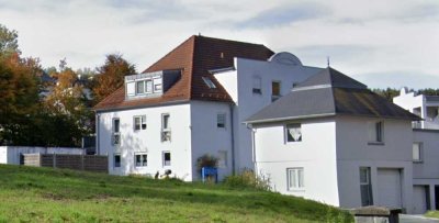 Vermietetes 2-Zimmer-Dachgeschossapartment mit Westbalkon, Stellplatz & durchdachtem Grundriss