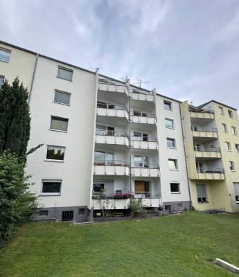 Wohnküche, Citylage: WG-taugliche 2 Zimmer mit Balkon und Einbauküche;  sofort frei
