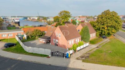 Großzügig - Doppelhaus mit acht Zimmern und pflegeleichtem Grundstück