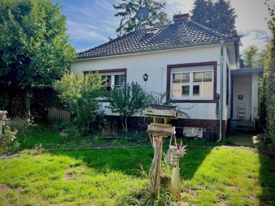 Zentral gelegenes Grundstück mit freistehendem Bungalow (Altbestand/ vermietet)