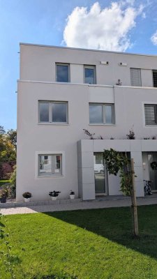 Doppelhaushälfte mit gehobener Ausstattung und Ausblick ins Grüne