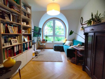 Attraktives Dachgeschoss in ruhiger Lage mit 3 Zimmern, Einbauküche und Parkett