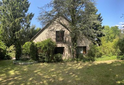 Zeitloses Einfamilienhaus mit großem Garten und Doppelgarage zu vermieten