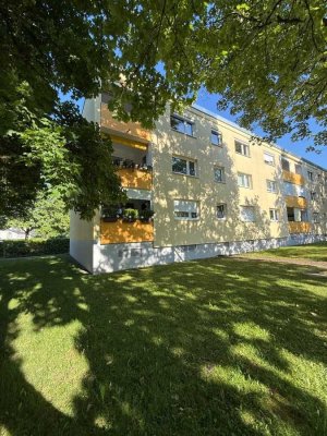 Stilvolles Wohnen mit Blick ins Grüne: 3-Zimmer-Wohnung mit Loggia, separater Küche und viel Komfort