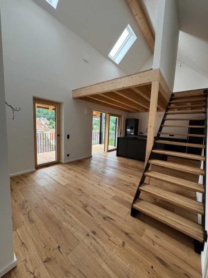 Wunderschöne 2-Zimmer Dachgeschoss Wohnung mit Galerie und Kochinsel