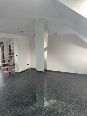 Geschmackvolle 3-Raum-Maisonette-Wohnung mit Balkon und Einbauküche in Düsseldorf