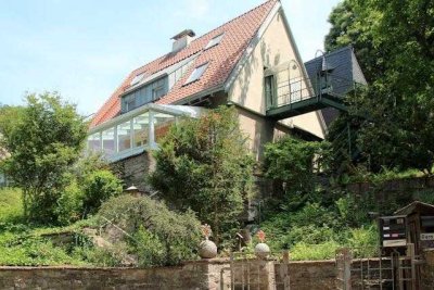 Viel Platz innen und außen - vielfältig nutzbares Landhaus in kleiner Wohnsiedlung