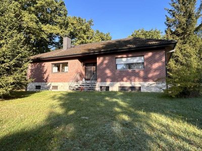Bungalow in Ortsrandlage mit Blick auf Bäume und Natur