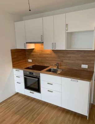 HELLE, hofseitige 2-Zimmer-Wohnung in U-BAHNNÄHE mit TERASSE und mit KLIMAANLAGE