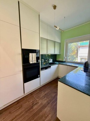 Diplomatenviertel - Helle möblierte klimatisierte Wohnung ERSTBEZUG 3 Zimmer, Balkon &amp; Garage.
