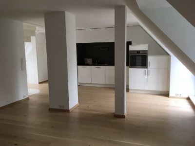Exklusive, geräumige und sanierte 2-Zimmer-Maisonette-Wohnung mit Einbauküche in Nürnberg
