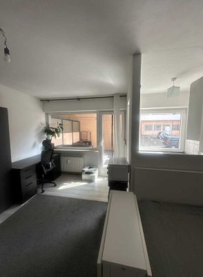 Exklusive, vollständig renovierte 1-Zimmer-Wohnung mit Balkon und EBK in Frankfurt am Main