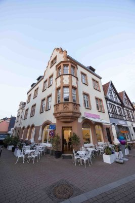 Zentrale Lage - Helle Altbauwohnung mit Balkon und EBK (Erstbezug nach Modernisierung)