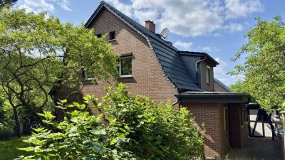 "Eins im Grünen": Wunderschönes saniertes Haus mit viel Komfort und Platz für`s Hobby
