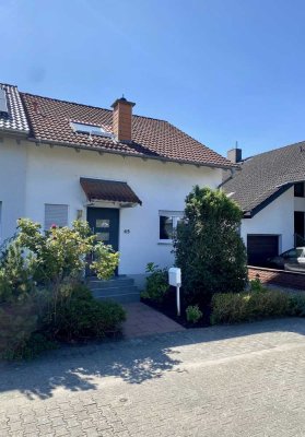 Erstbezug nach Modernisierung: Attraktive Doppelhaushälfte in Wolfskehlen mit Terrasse und Garten