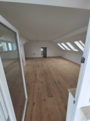 Exklusives Wohnen nach Sanierung: Helle 3-Zimmer-DG-Wohnung mit Balkon & Parkett in Schnaittach