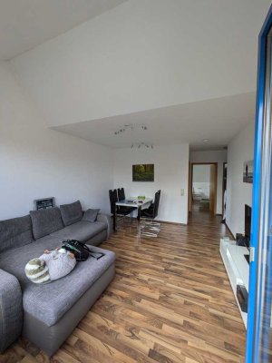 Helle 2-Zimmer-Dachgeschosswohnung mit Balkon, TG-Stellplatz und moderner Küche in Ertingen
