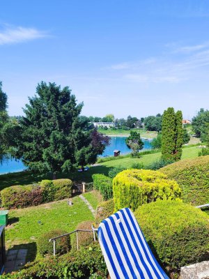 45 m2 Terrasse mit Seeblick der beeindruckt ! 117 m2 Nutzfläche = 63 m2 Wohnfläche + 54 m2 Terrassen ! + je nach Größe der Autos bis zu 3 Parkplätze inkl. + über 20 Jahre nur im Sommer von Fr -So genutzt + gepflegt + Gärtner + vor Hochwasser gesicherte In
