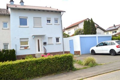 Schönes Einfamilienhaus (REH) mit Garagen