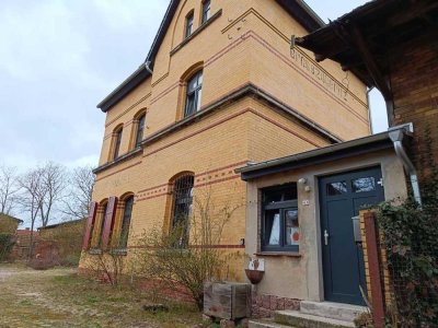 Historisches Flair trifft moderne Nutzung – Ehemaliges Bahnhofsgebäude mit Charakter