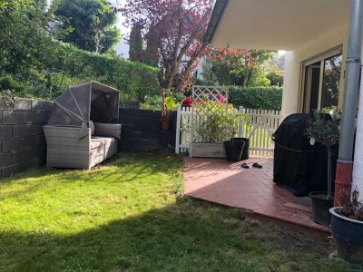 Teilsanierte Wohnung mit eigenem Garten in familienfreundlichem Mehrfamilienhaus zu vermieten