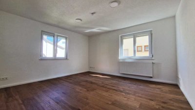 Charmante kernsanierte 4-Zimmer-Wohnung mit Einbauküche, Loggia & Gartenanteil in Esslingen