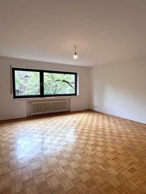 Großflächige Dreizimmerwohnung mit großem Balkon und Außenstellplatz