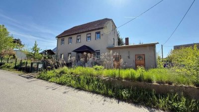 Teilsaniertes Einfamilienhaus mit 2 Garagen, Nebengebäude und Brunnen im Grundstück